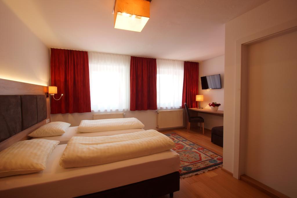 Gasthof Zur Post Straßwalchen Szoba fotó